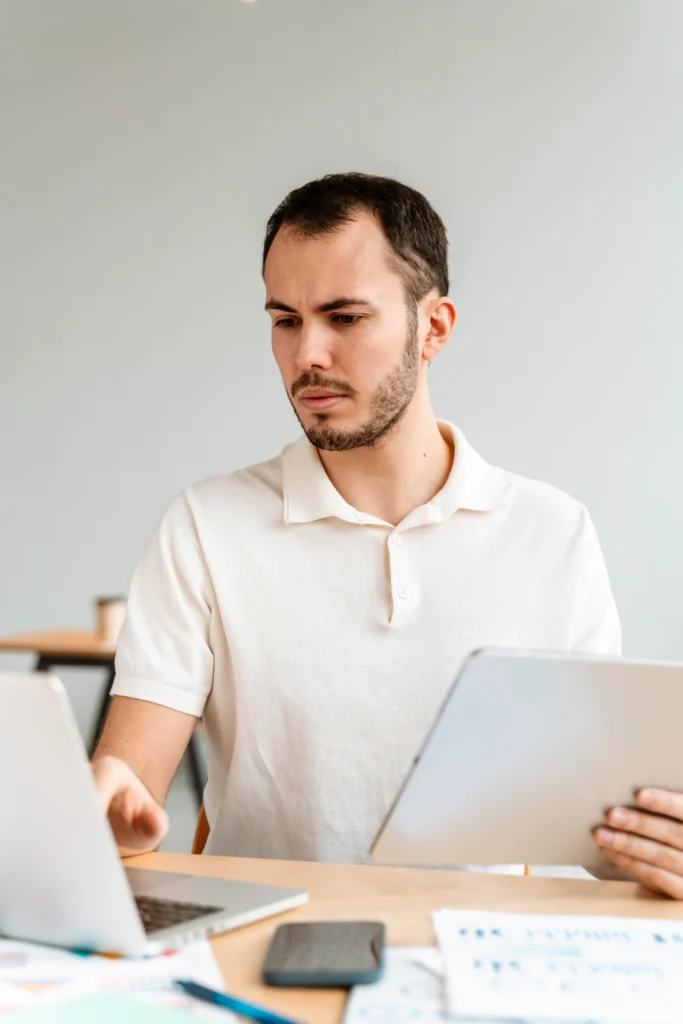 Joven revisando datos en computadora