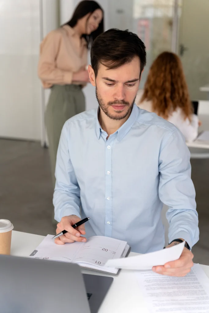Joven administrativo revisando datos